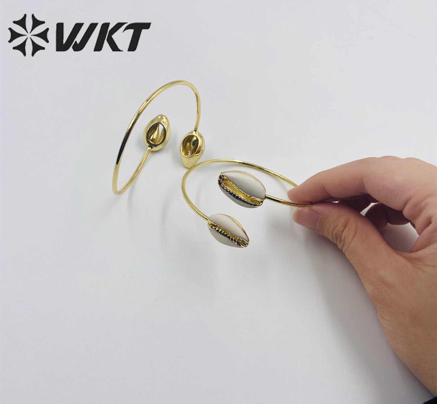 WT-B197 18K Gold Plated Double Shell Bracelet Bangle Fashion Natural Double Cowrie Shell Bangle for Summer Holiday