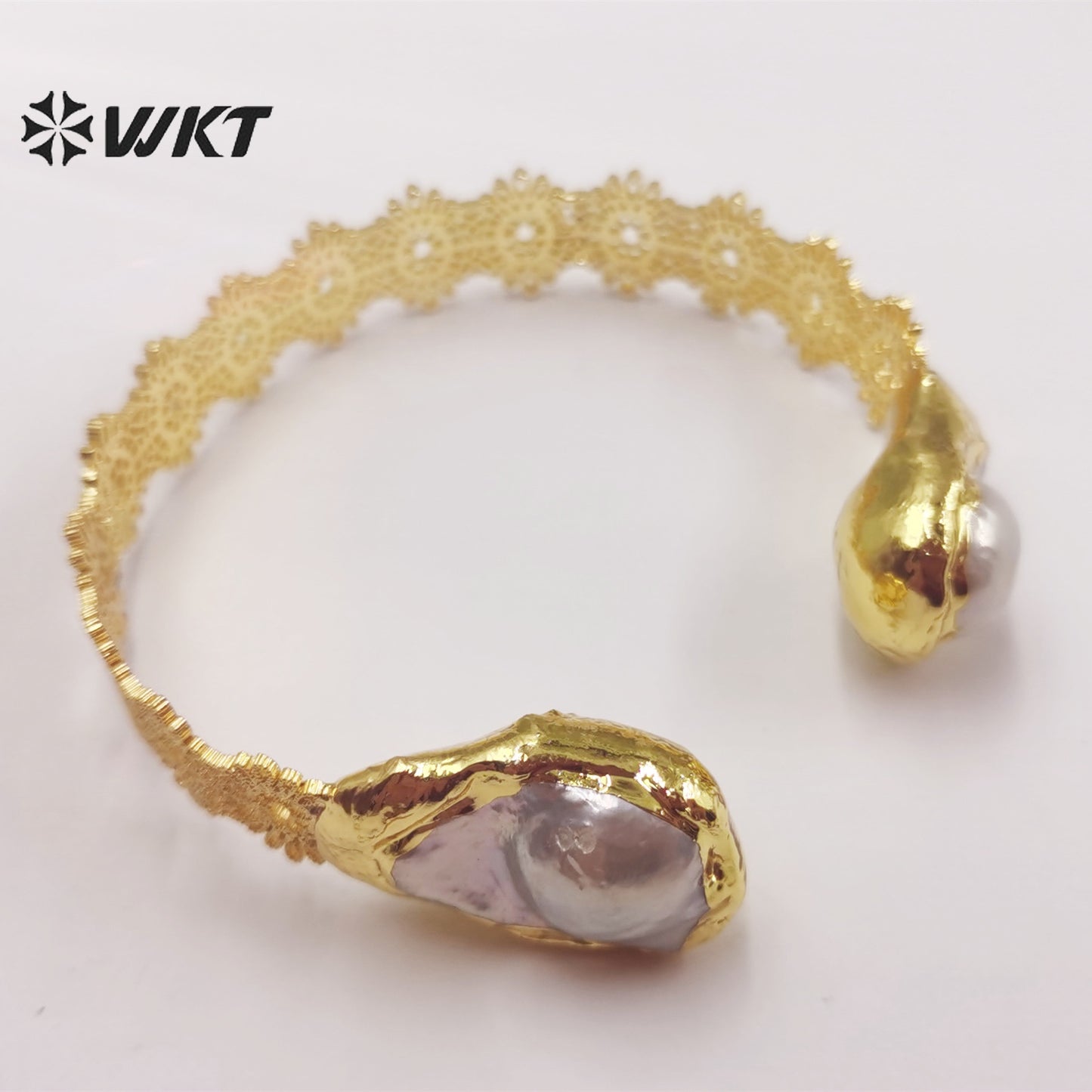 WT-MPB055 Delicate Design Bagnles Engraved Flower Brass 18k Real Gold Plated Bangles Vintage Design Sense Natural Pearl Bangles