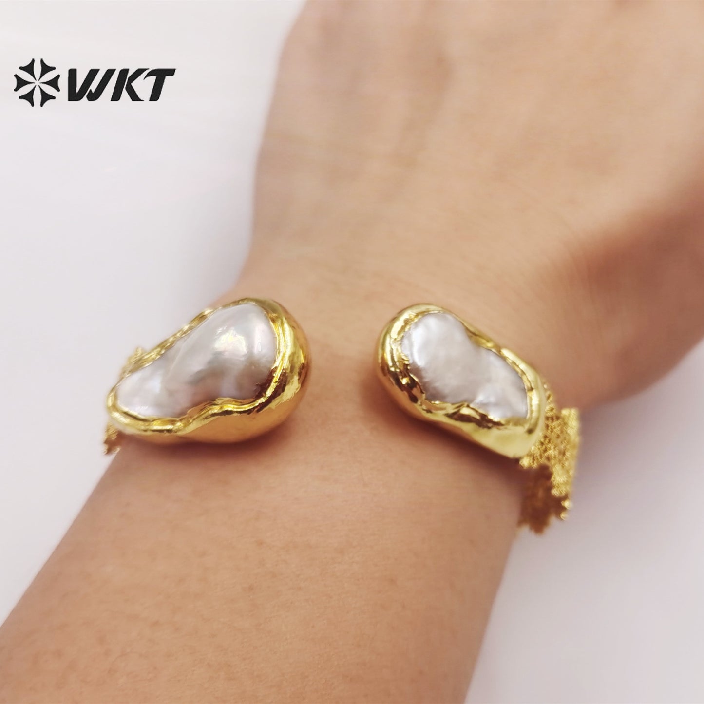 WT-MPB055 Delicate Design Bagnles Engraved Flower Brass 18k Real Gold Plated Bangles Vintage Design Sense Natural Pearl Bangles