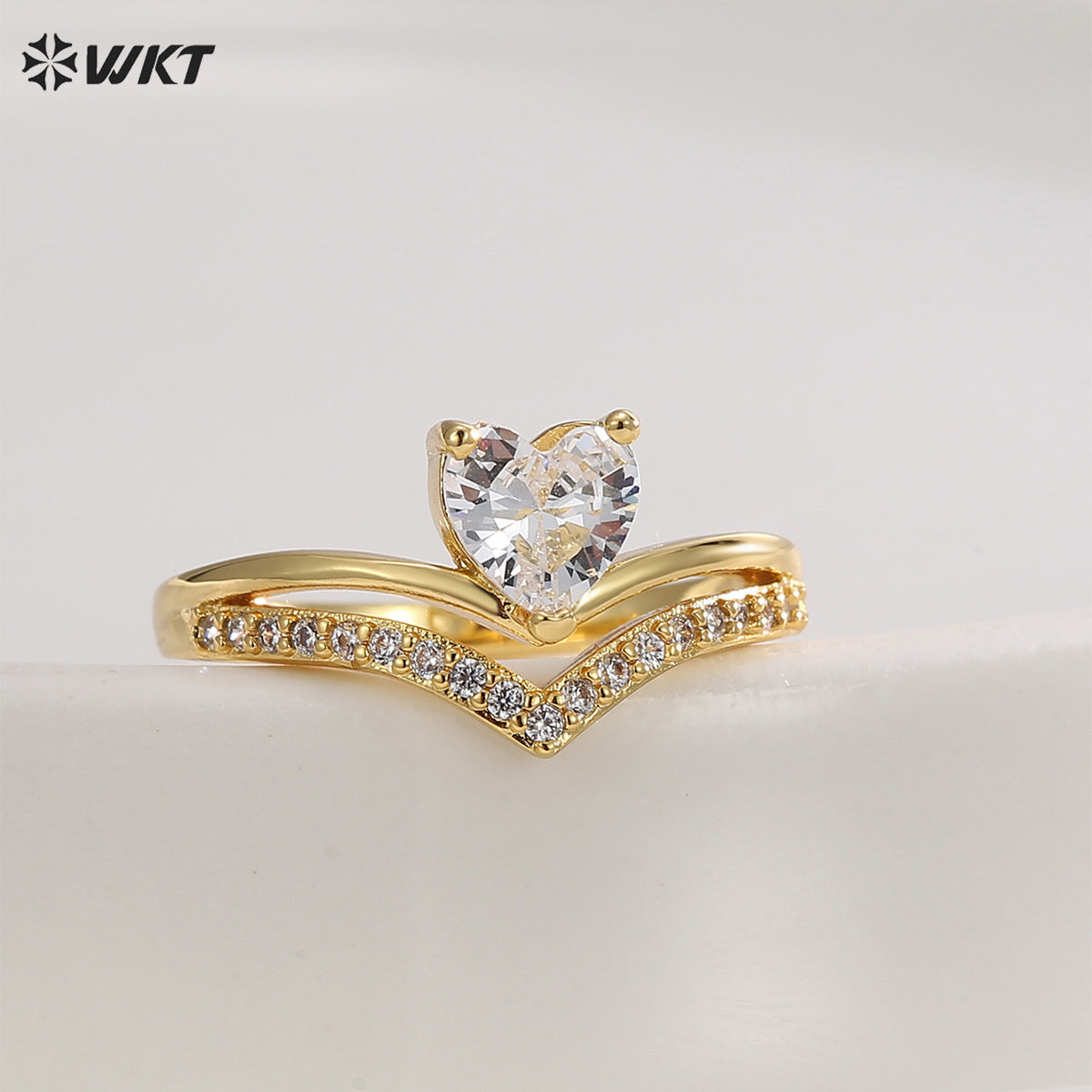 WT-MR036 Unique Special Crown Shape With Heart-Shaped Transparent Shiny Zircon Paved Fine Ring for Women Party Jewelry