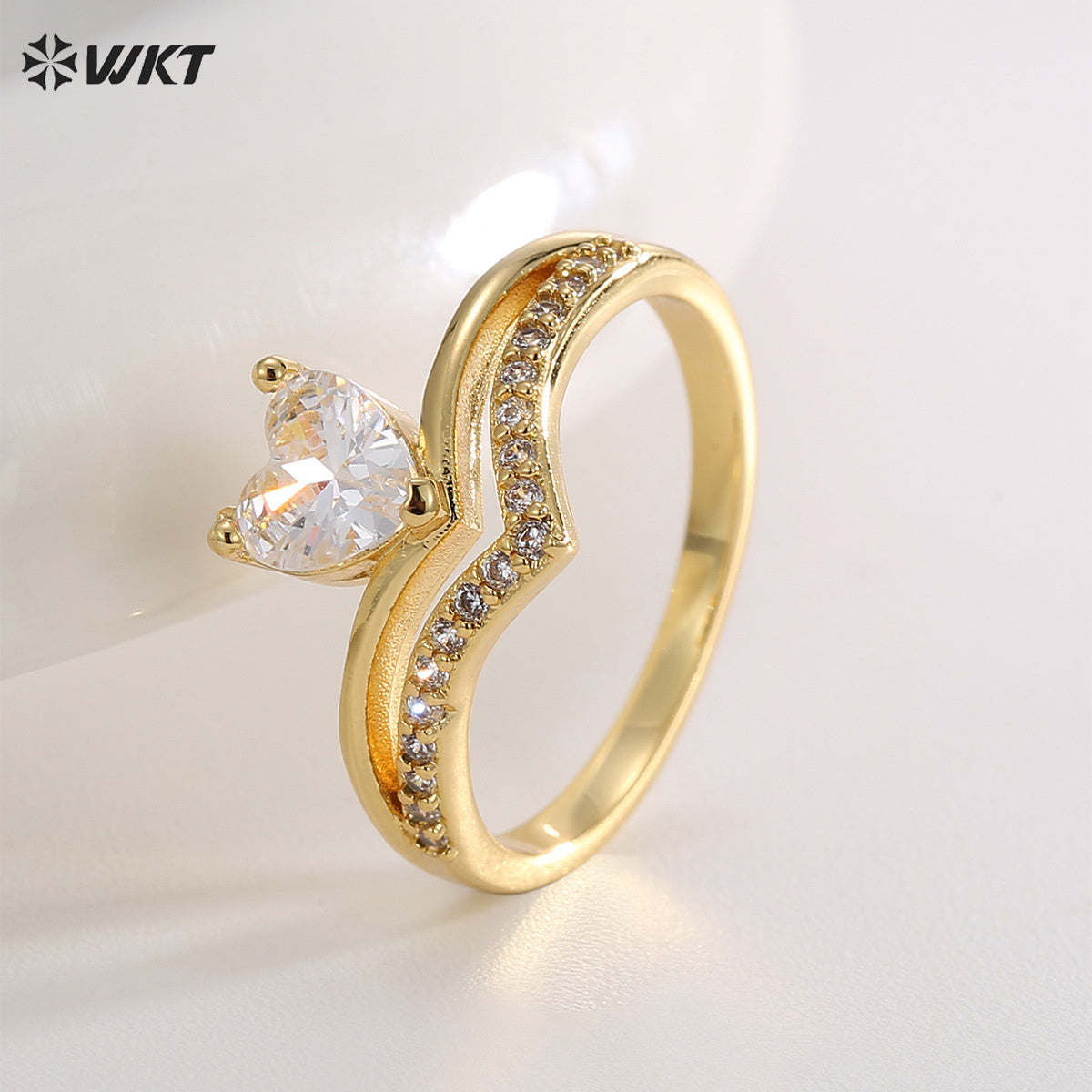 WT-MR036 Unique Special Crown Shape With Heart-Shaped Transparent Shiny Zircon Paved Fine Ring for Women Party Jewelry