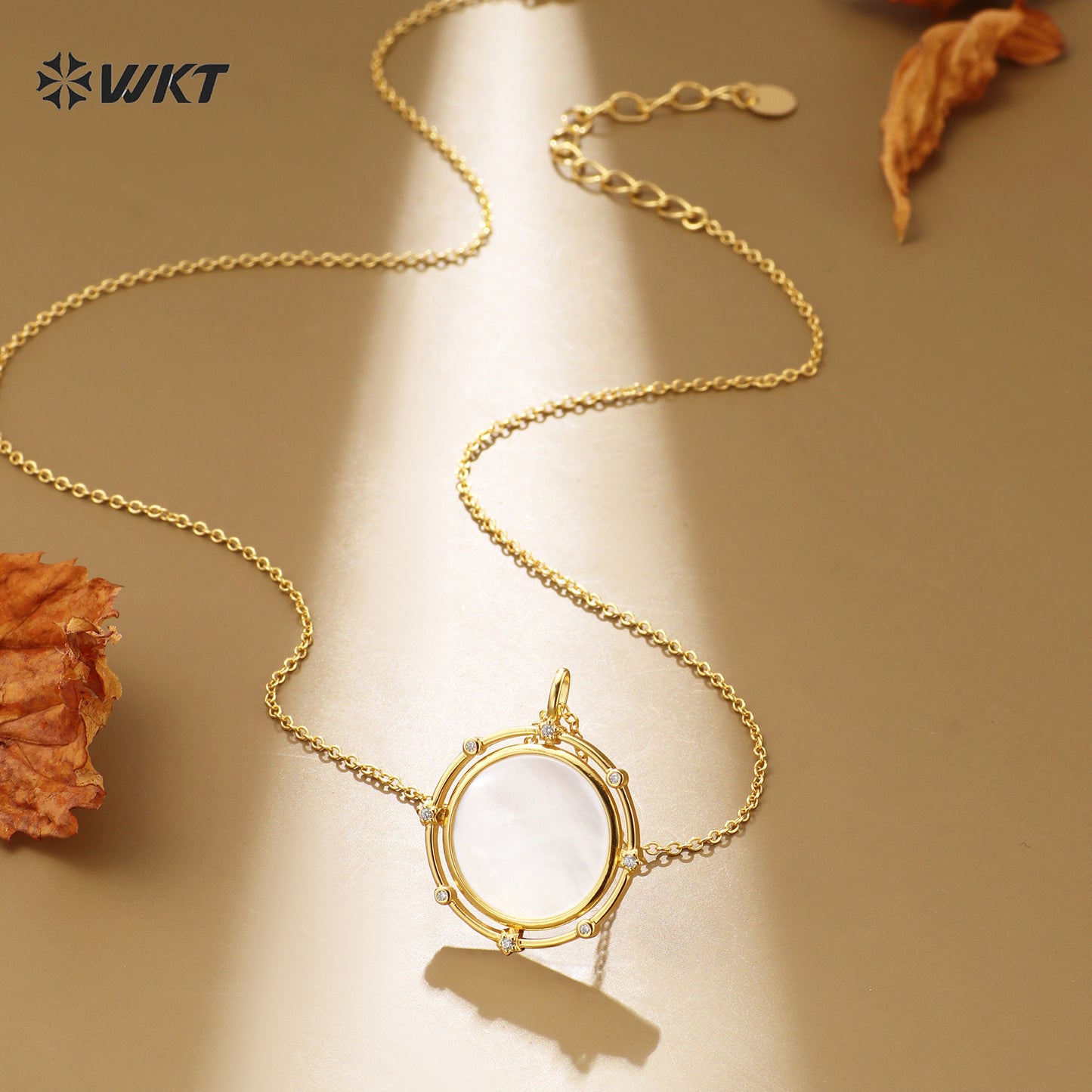 WT-MN999 Elegant and Simple Style Round Shape White Shell Zircon Paved in 18k Gold Plated for Girls Sweater Short Necklace