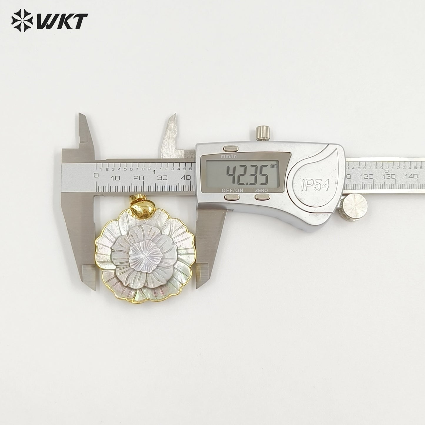 WT-JP442 Good Quality Natural Shell Flower Shape Three Layers Leaves 18K Gold Plated Pendant As Women Necklace DIY Accessories