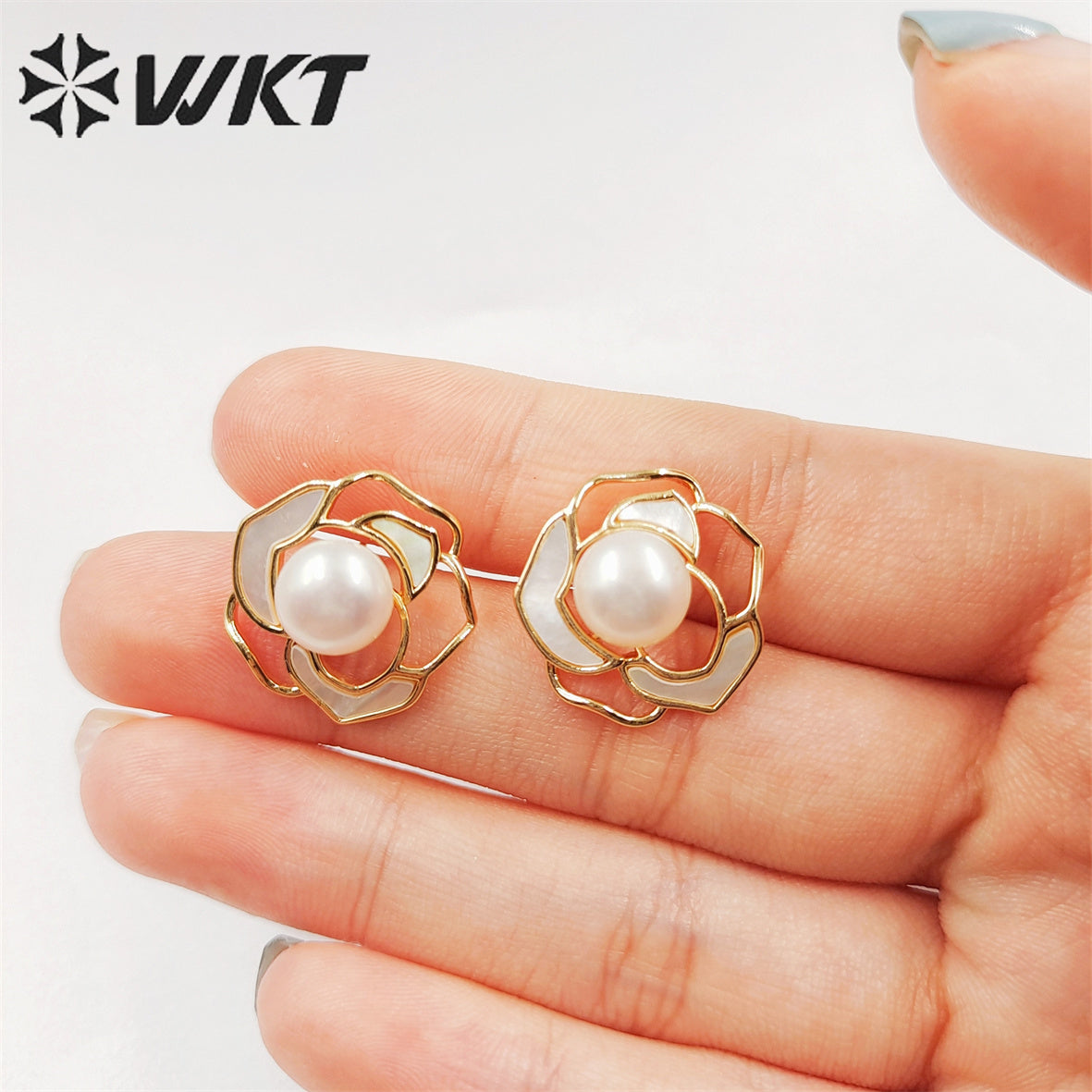WT-MPE086 Newest Charming Fashion Rose Flower Shell Studs Gorgeous Lady Freshwater Pearl Flower Studs in Gold Electroplated