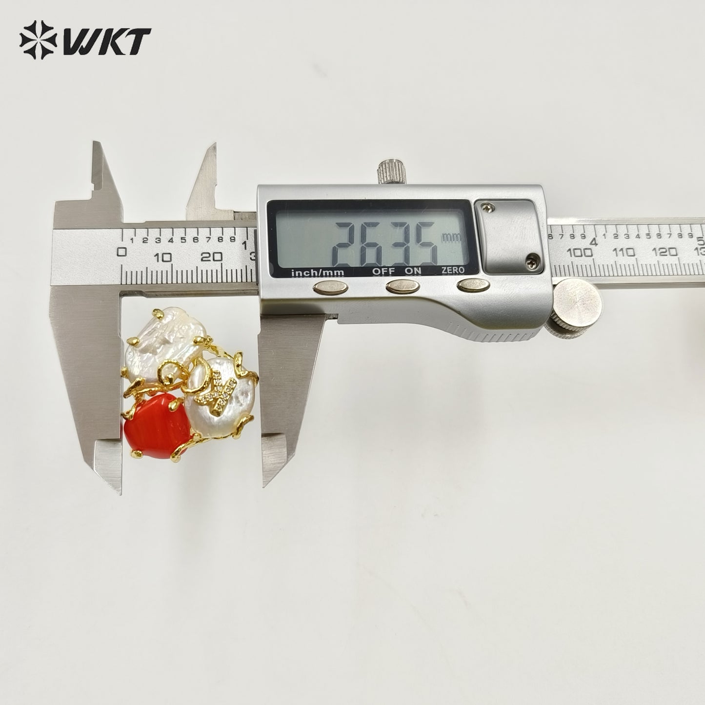 WT-MPR093 Wholesale Fashion Gold Plated Triple Stone Handmade Claw Setting Natural Red Coral and Pearl Women Ring With Charms