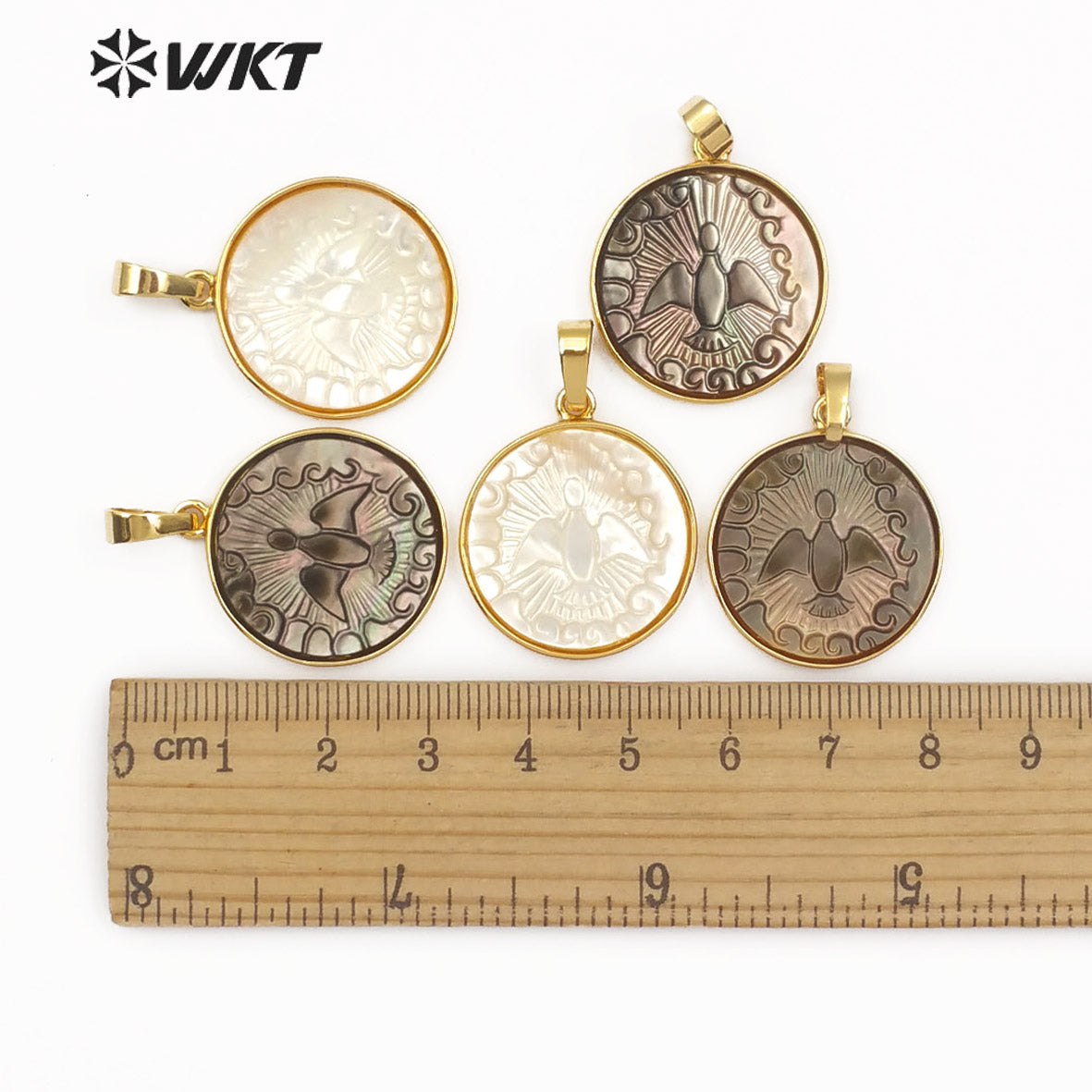 WT-JP091 Round Shape Gold Pendant With Bird Pattern in White Black Color Dainty Carved Shell Jewelry Natural Pearl Shell Pendant