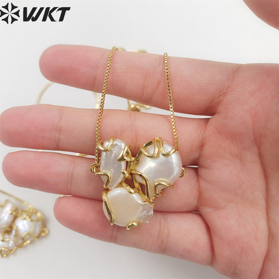 WT-MPB056 Women Elegant Fashion Gold Plated Freshwater Pearl Bracelets in Adjustable Size Unique Gold White Triple Pearl