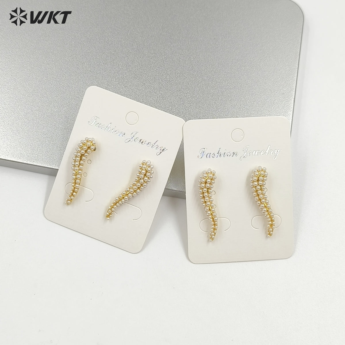 WT-ME126 Wholesale Unique Jewelry Hot Pepper Shape Metal Brass Gold Plated With Artificial Pearl Earrings Women Fashion Style