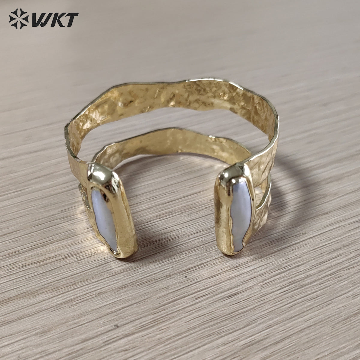 WT-B656 Wholesale Fashion New Gold Plated Resist Tarnishable Multi Stone Setting Freshwater Pearl and Amazonite Bangle