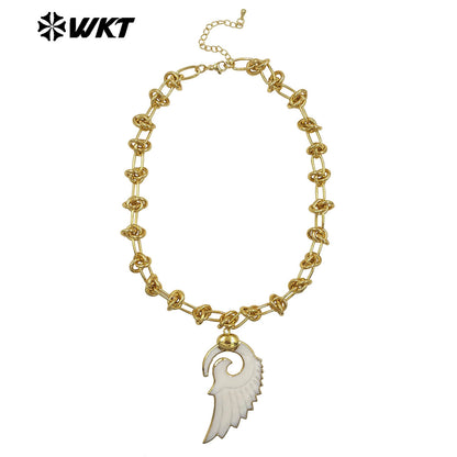 WT-JN319 New Arrival Gold Plated Carved White Shell Wing Necklace with Special Chain As Women Jewelry Accessory