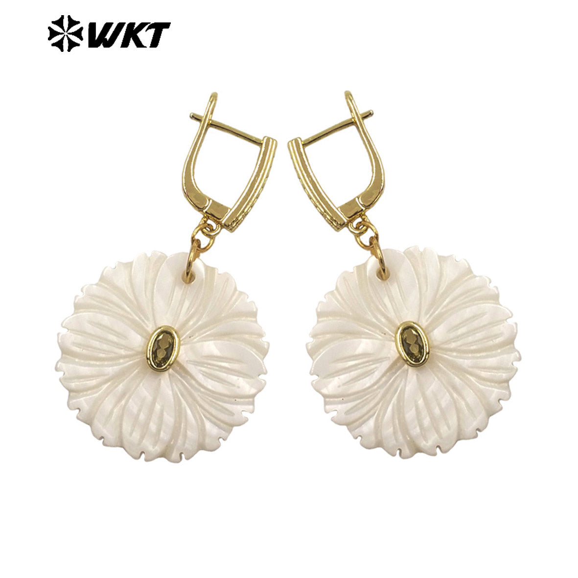 WT-MPE182 Minimalism Style Zircon Setting In Natural Shell Hand Carved Round Pendant Gold Earrings For Friends Jewelry