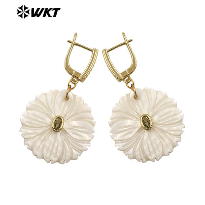 WT-MPE182 Minimalism Style Zircon Setting In Natural Shell Hand Carved Round Pendant Gold Earrings For Friends Jewelry