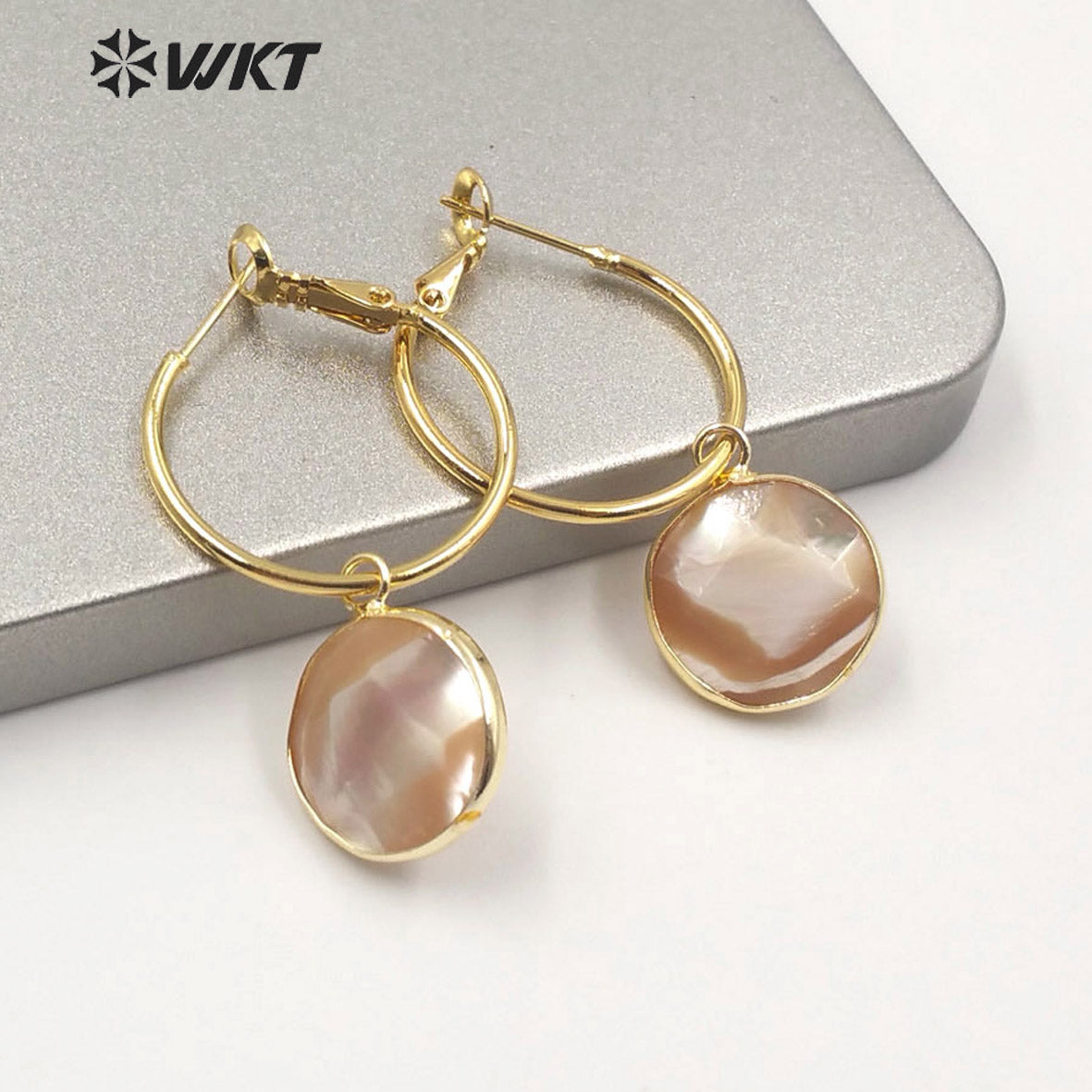 WT-MPE035 Fashion Gold Electroplated Round Shell Charm Earrings Women Round Faceted Shell Hoop Earrings for Wedding Earrings