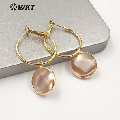 WT-MPE035 Fashion Gold Electroplated Round Shell Charm Earrings Women Round Faceted Shell Hoop Earrings for Wedding Earrings