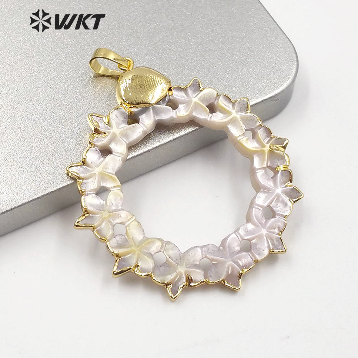 WT-JP187 Fashion Hand Carved Flower Shape Shell Pendant Gold Trim Round Natural Shell Flower Pendant for Necklace Design