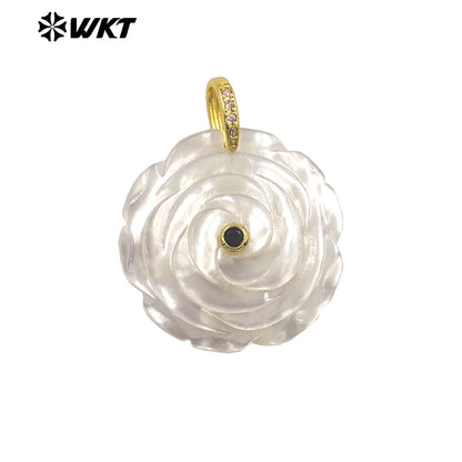 WT-JP474 High Quality Zircon Setting In Mother Of Pearl Hand Carved Flower Shape Gold Pendants As Necklace DIY Accessories