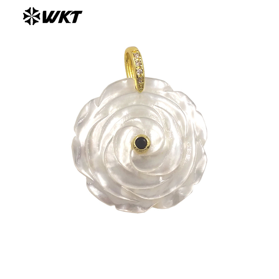 WT-JP474 High Quality Zircon Setting In Mother Of Pearl Hand Carved Flower Shape Gold Pendants As Necklace DIY Accessories