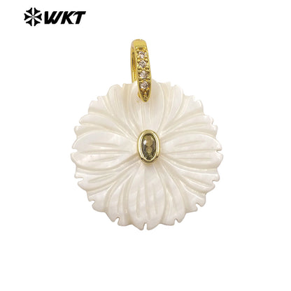 WT-JP481 Classic Design Colorful Zircon And White Shell Hand Carved Round Gold Pendant For Necklace Jewelry Making Accessory