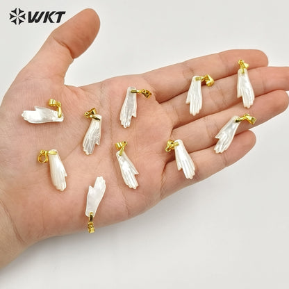 WT-JP502 Simple Classic Design Mother Of Pearl Carved Hand Shape Little Gold Pendant For Lovely Women Earrings Making