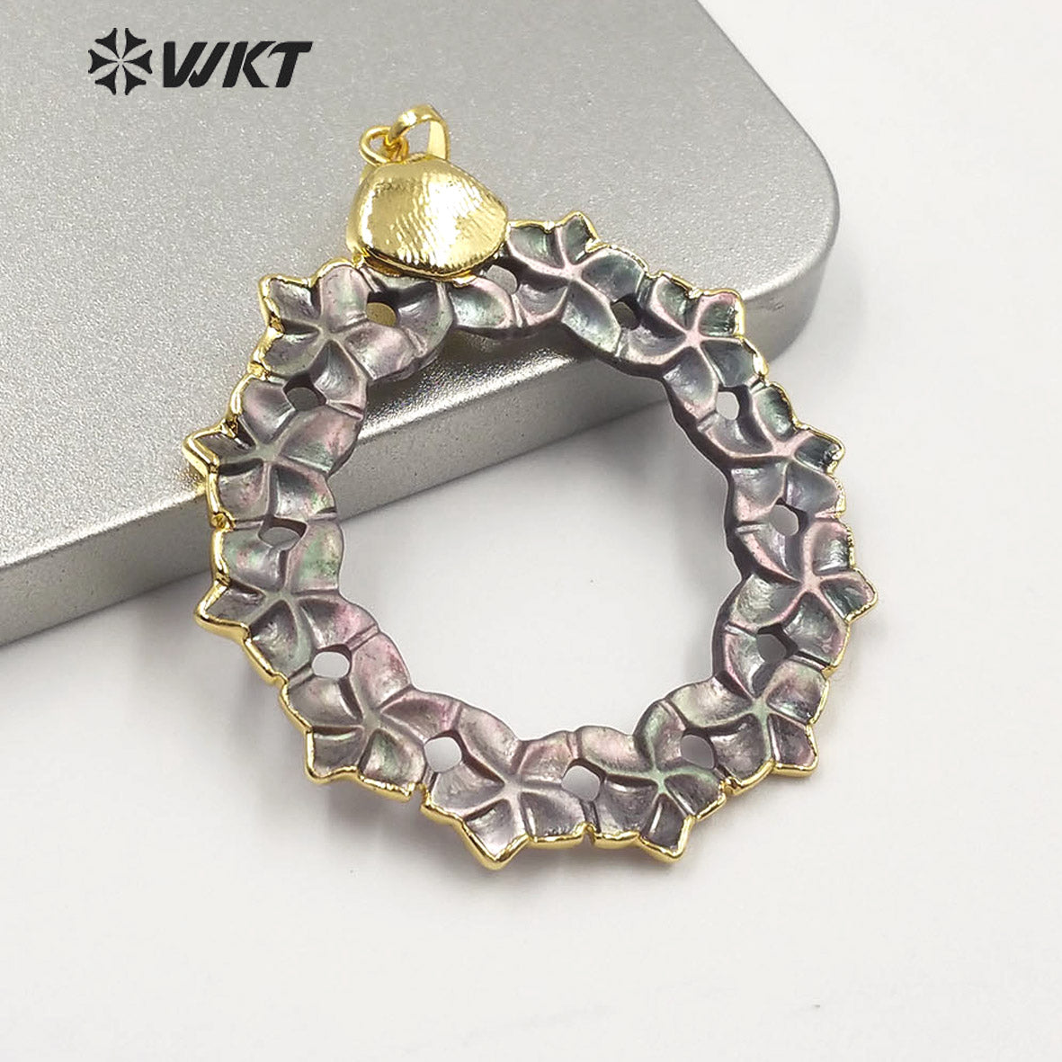 WT-JP187 Fashion Hand Carved Flower Shape Shell Pendant Gold Trim Round Natural Shell Flower Pendant for Necklace Design