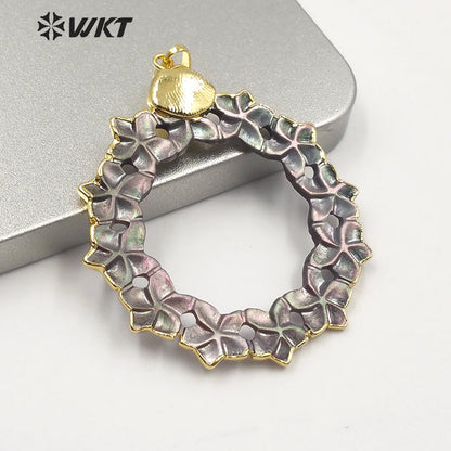 WT-JP187 Fashion Hand Carved Flower Shape Shell Pendant Gold Trim Round Natural Shell Flower Pendant for Necklace Design