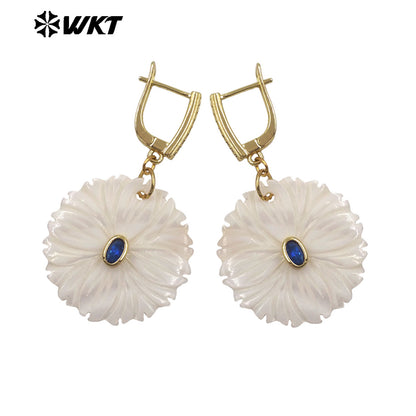 WT-MPE182 Minimalism Style Zircon Setting In Natural Shell Hand Carved Round Pendant Gold Earrings For Friends Jewelry