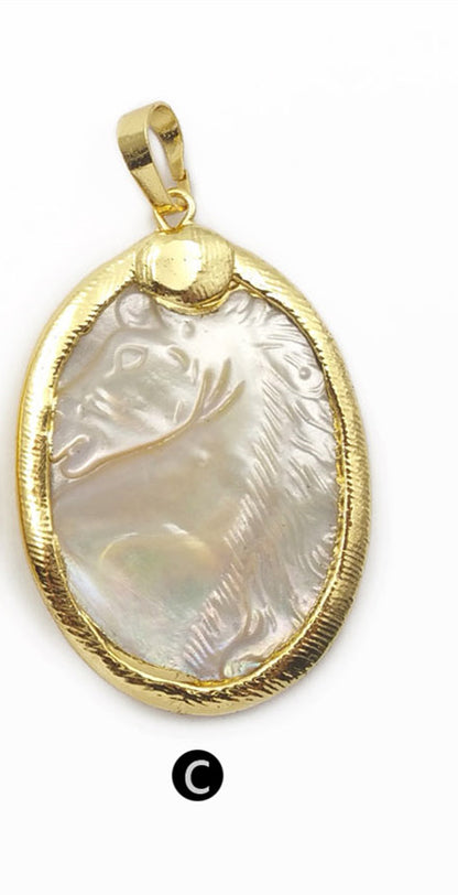 WT-JP163 New Design Carved Horse Shell Pendant Natural Seashell Charm Pendant Stylish Women Jewelry Pendant