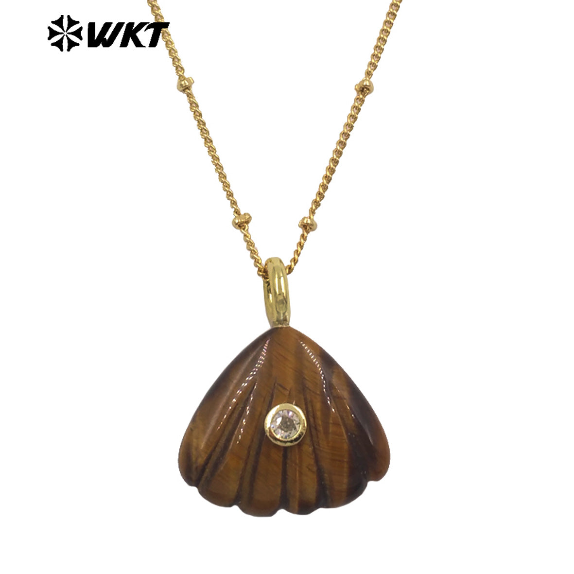 WT-N1513 Ocean Style Gold Chain And Natural Gemstones Hand Carved Shell Shape Pendant Necklace For Female Vacation Matching