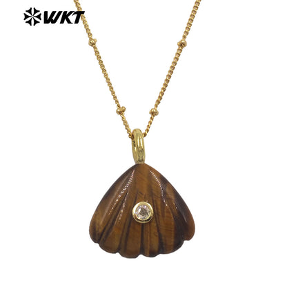 WT-N1513 Ocean Style Gold Chain And Natural Gemstones Hand Carved Shell Shape Pendant Necklace For Female Vacation Matching