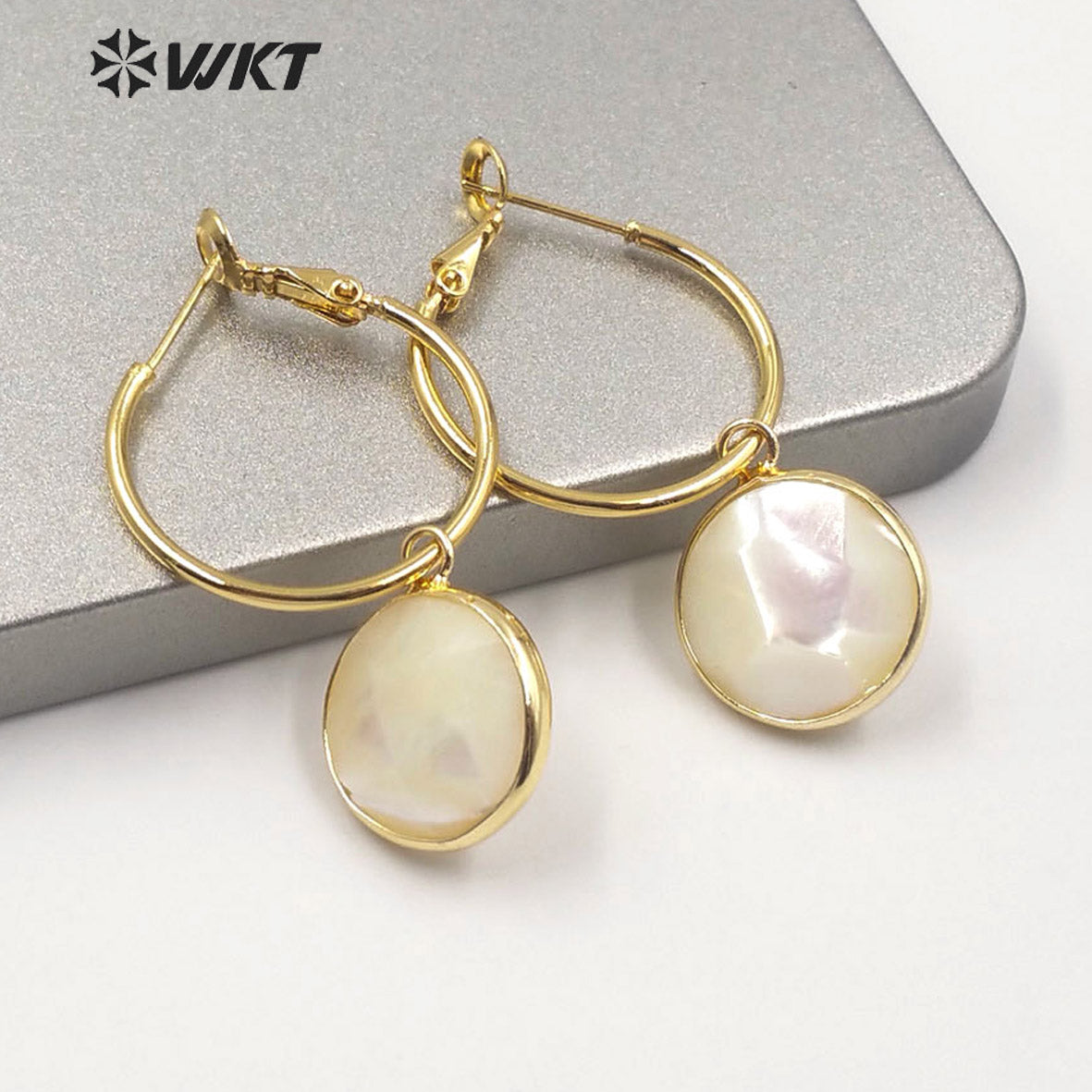 WT-MPE035 Fashion Gold Electroplated Round Shell Charm Earrings Women Round Faceted Shell Hoop Earrings for Wedding Earrings