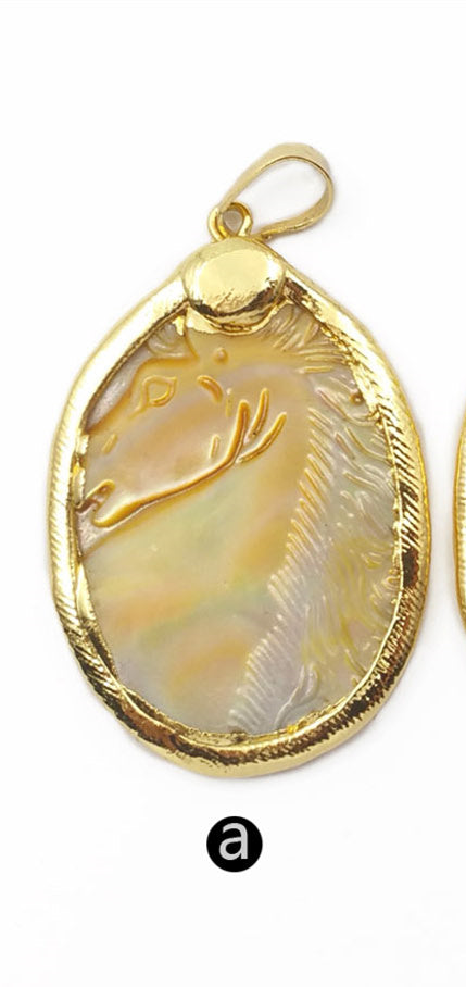 WT-JP163 New Design Carved Horse Shell Pendant Natural Seashell Charm Pendant Stylish Women Jewelry Pendant