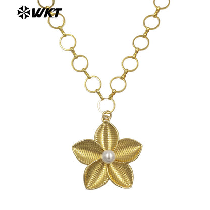 WT-N1514 Lovely Gold Plated Round Metal Chain With Brass And Artificial Pearl Flowers Pendant Necklace As Girl Fashion Jewelry