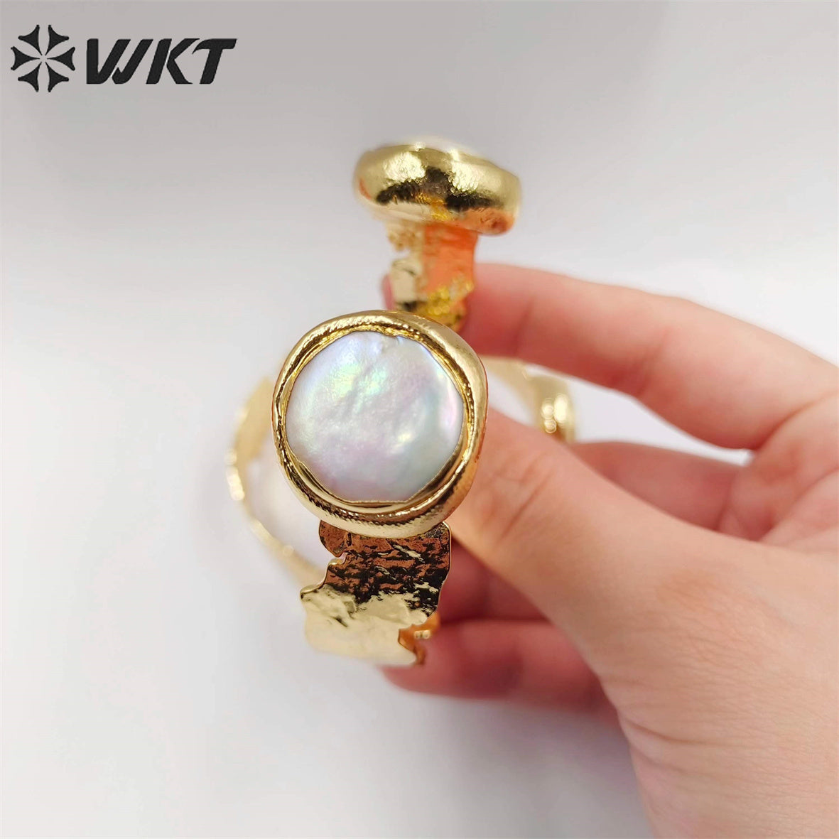 WT-MPB045 Adjustable Fashion Elegant Women Pearl Yellow Brass Bangle New Design with 18k Gold Plated Bangle Pearl Bangle