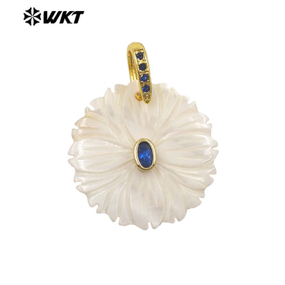 WT-JP481 Classic Design Colorful Zircon And White Shell Hand Carved Round Gold Pendant For Necklace Jewelry Making Accessory