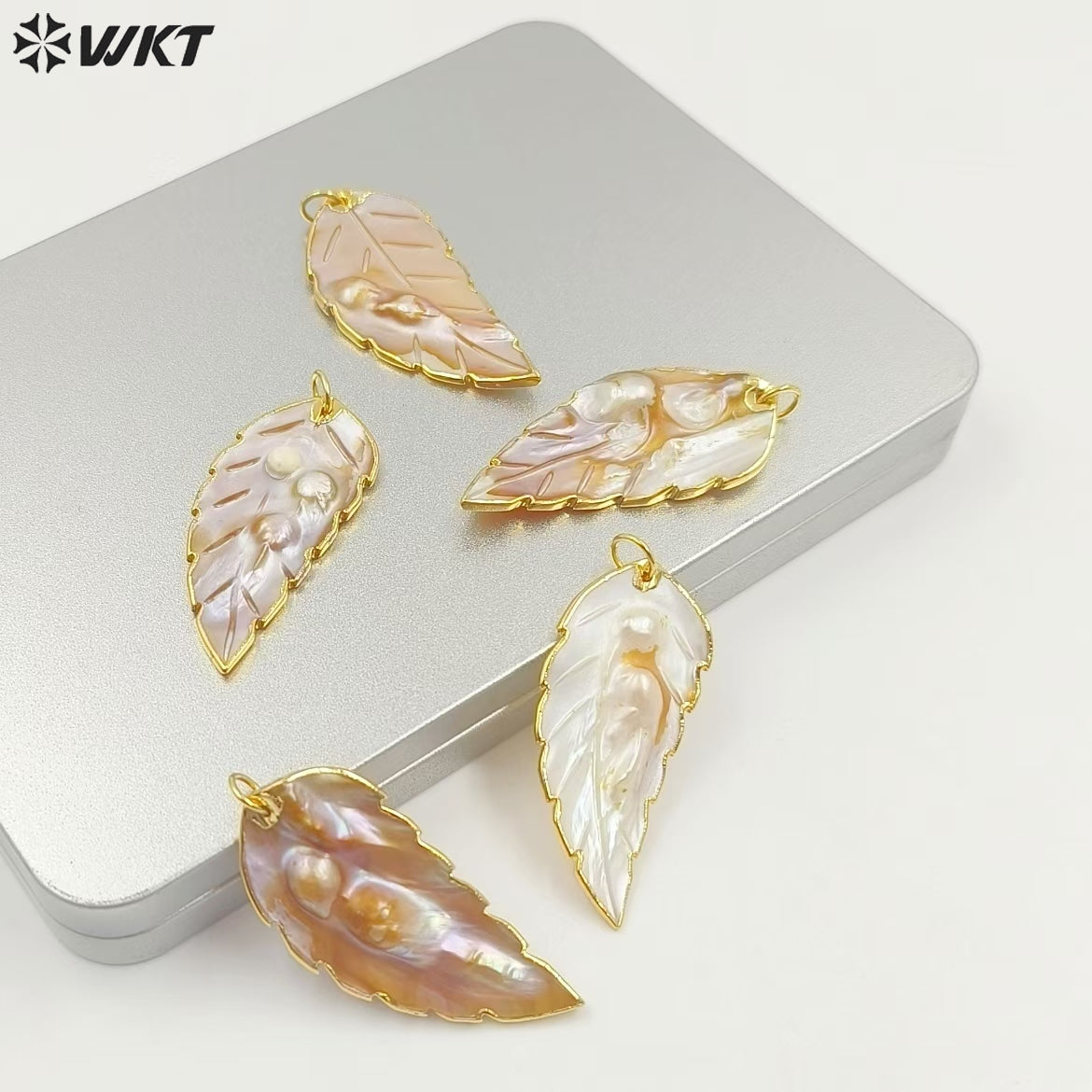 WT-JP074 Random Size Pearls Dainty Crave With Gold Bezel for Pendant Unique Design Natural Sea Shell in Leaf Shape Pendant