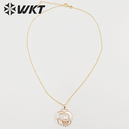 WT-JN215 WKT New Elegant Rose Flower MOP Made Pendant Necklace Natural Freshwater Pearl Flower Necklace for Girlfriend