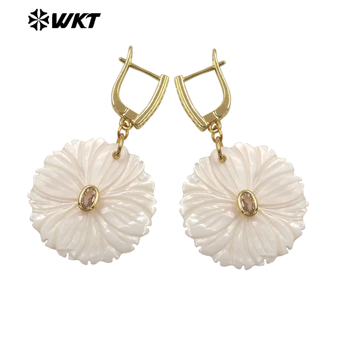 WT-MPE182 Minimalism Style Zircon Setting In Natural Shell Hand Carved Round Pendant Gold Earrings For Friends Jewelry