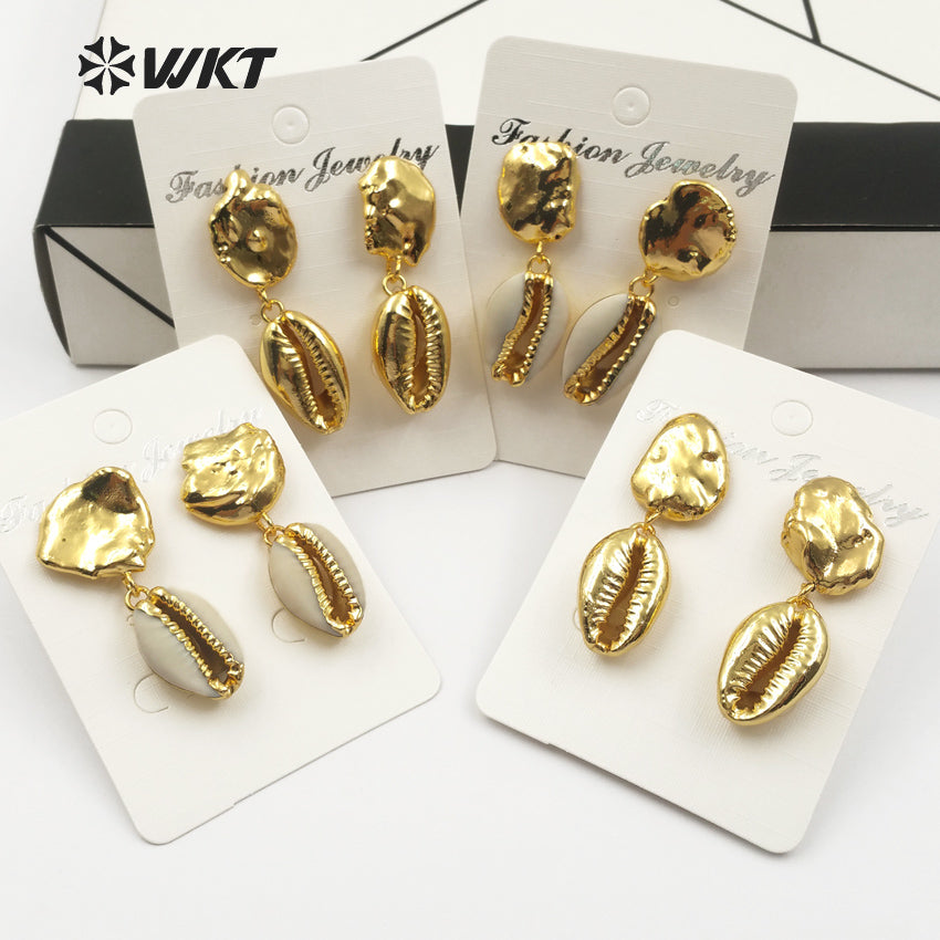 WT-E442 Chic Design Women Vogue Jewelry Irregular Shape Gold Dipped Tiny Cowrie and Pearl Earring Raw Sea Shell Earring