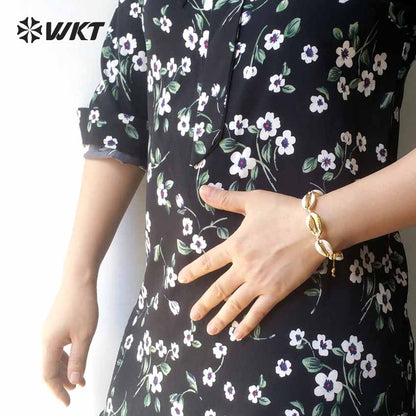 WT-B433 Wholesale One Full Metallic Shell in Boho Style Sea Side Jewelry White Cowrie Shell Bracelet for Women Gift