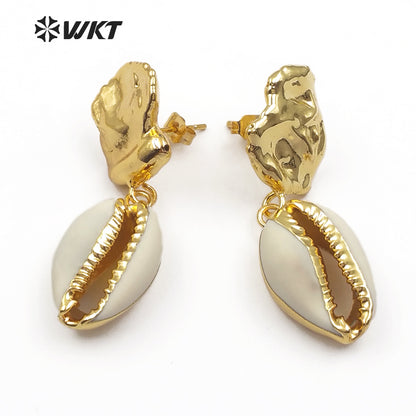 WT-E442 Chic Design Women Vogue Jewelry Irregular Shape Gold Dipped Tiny Cowrie and Pearl Earring Raw Sea Shell Earring