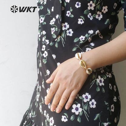 WT-B431 Gold Trim Cowrie Shells Bracelet With One Full Metallic Shell in Boho Style Women Usual Gold Shell Jewelry Bracelet