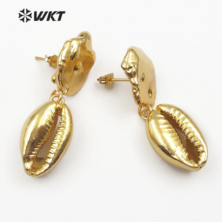 WT-E442 Chic Design Women Vogue Jewelry Irregular Shape Gold Dipped Tiny Cowrie and Pearl Earring Raw Sea Shell Earring