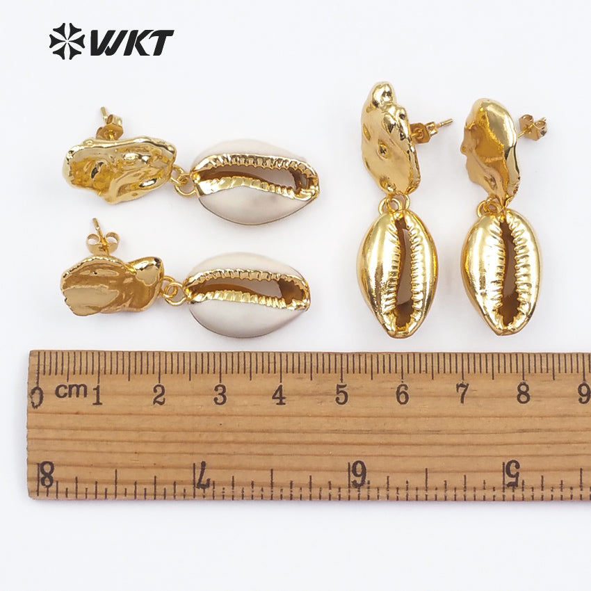 WT-E442 Chic Design Women Vogue Jewelry Irregular Shape Gold Dipped Tiny Cowrie and Pearl Earring Raw Sea Shell Earring