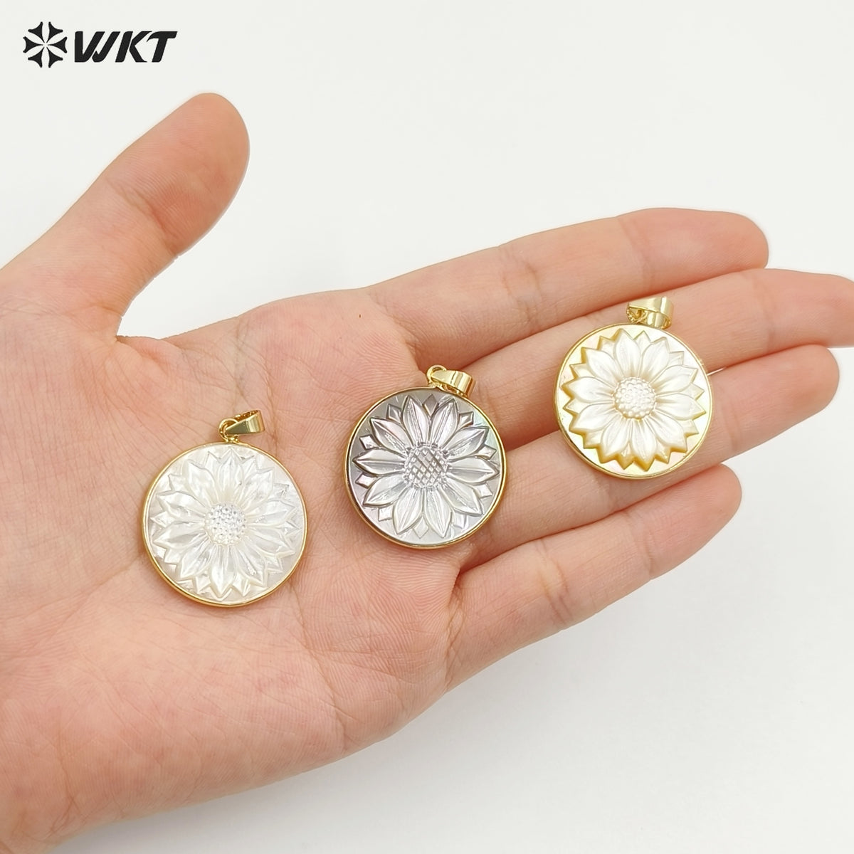WT-JP417 Lovely Pretty Handmade Carved Natural Sea Shell Round Sun Flowers Jewelry Pendants For Friend gift