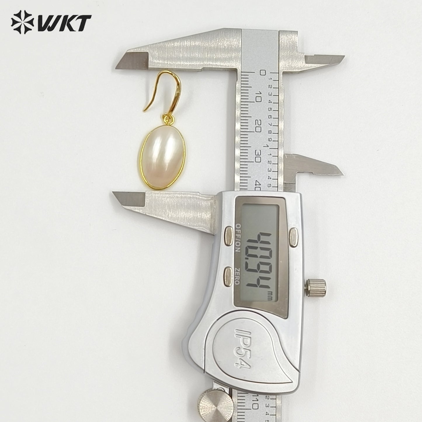 WT-MPE183 Trendy Elegant Gold Electroplated Oval Smooth Mabe Shell Women Earrings For Friend Good Quality Jewelry Gifts