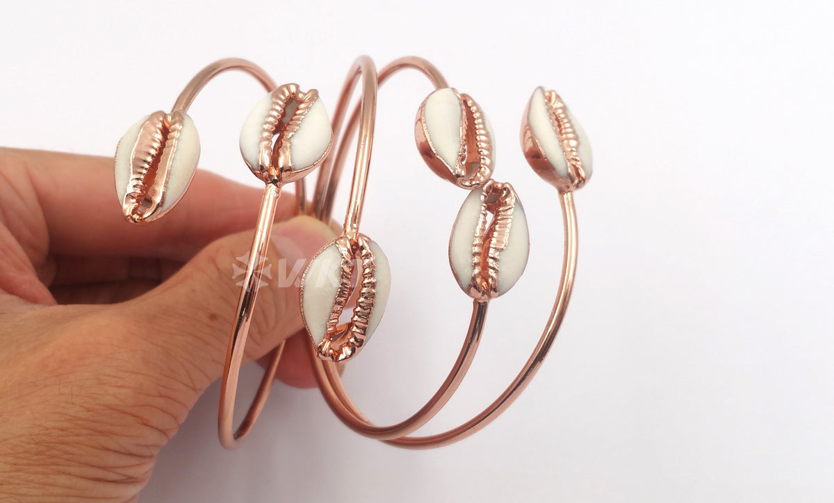 WT-B406 Wholesale Fashion Design Tiny Cowrie 24k Gold Electroplated Adjustable Raw Cowrie Bracelet Bangle Shell Bangles