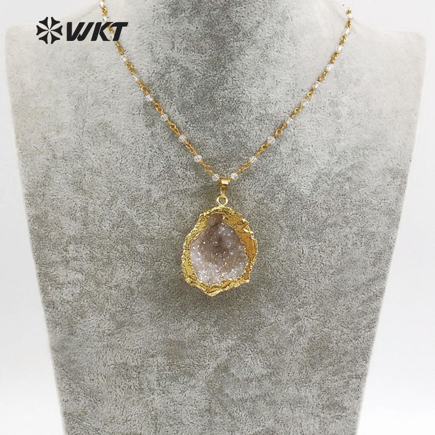WT-N1133 Wholesale Custom Natural Crystal Embellishment Necklace With Gold Trim Random Shape Necklace