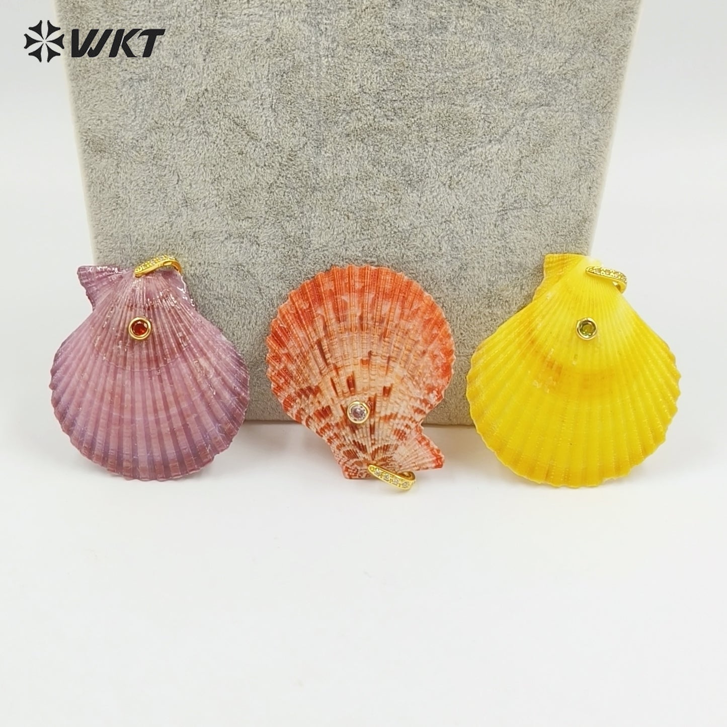 WT-JP504 Newest Items Wholesale Zircon And Natural Colors Scallop Shell Pendants For Friends Party Present Jewelry Making