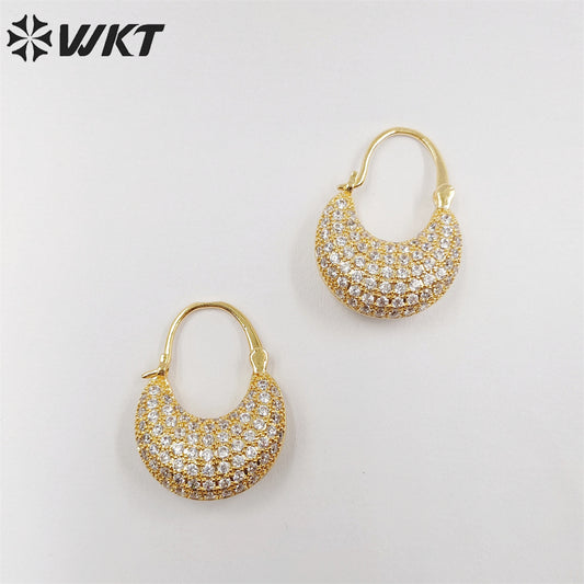 WT-ME086 Wholesale Newest Design Micropaved Cubic Zircon Setting Destiny Moon Shape Clasp Earrings Lady CZ Earrings