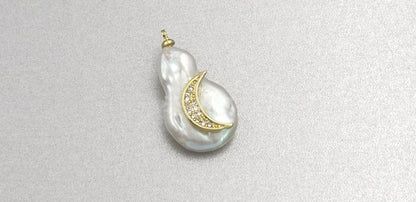 MP132 Wholesale Popular Moon Pendant Pearl with Cz Micro Pave Lady Fashion Irregular Shape Jewelry Freshwater Pearl Pendant